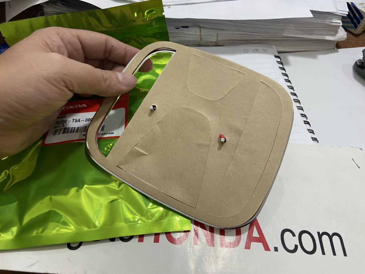 Lô gô trước xe Honda Jazz